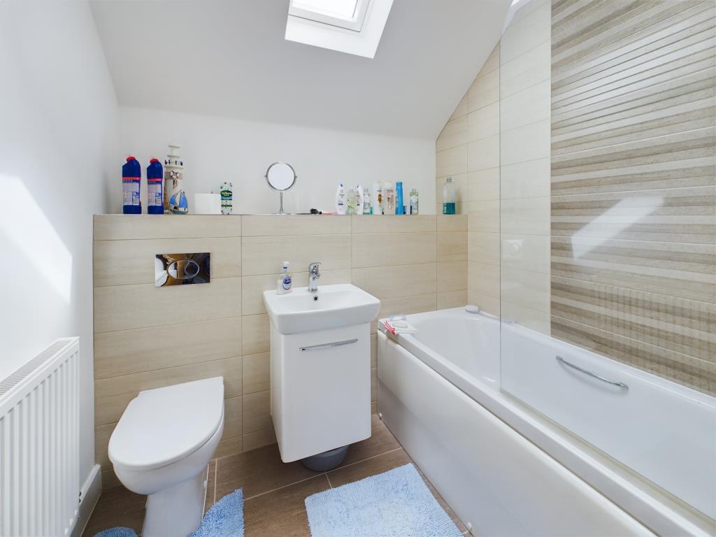 Lot: 6 - WELL PRESENTED TWO-BEDROOM COACH HOUSE - Bathroom